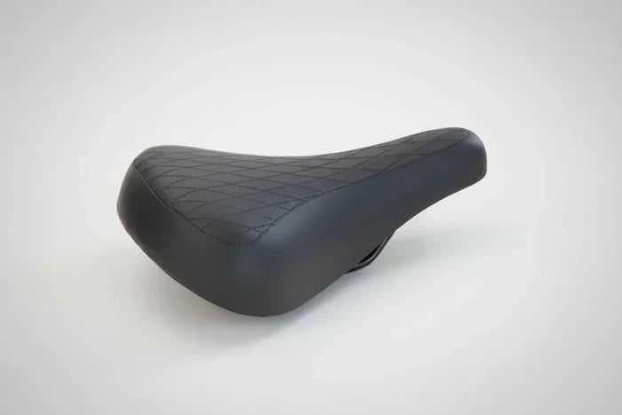 Retro vinyl racing saddle 281mm x 165mm with quilted top in black for vintage bike style